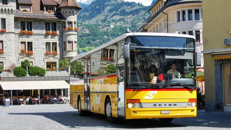 Comment louer un bus de voyage à moindre coût ?